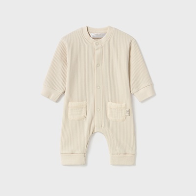 Macacão de bebé bege com botões e bolsos