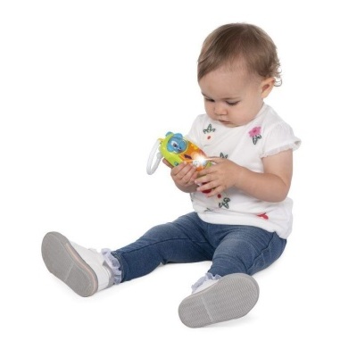 Bebé sentado no chão a brincar com brinquedo colorido