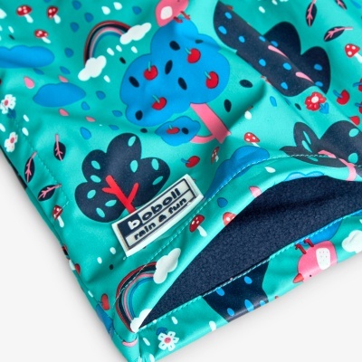 Tecido impermeável colorido com padrão de árvores, nuvens e arco-íris e etiqueta boboli rain & sun