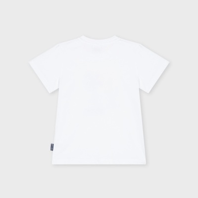 T-shirt branca de manga curta vista de trás sobre fundo cinza claro.