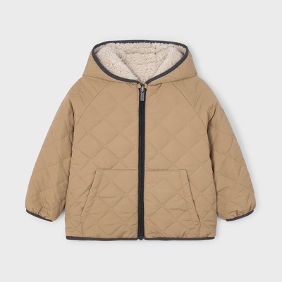 Casaco acolchoado bege com capuz e fecho de correr preto.