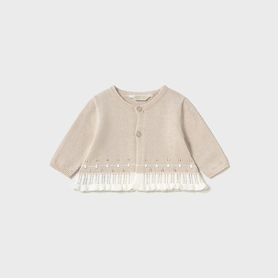 Casaco de bebé em malha bege com renda branca