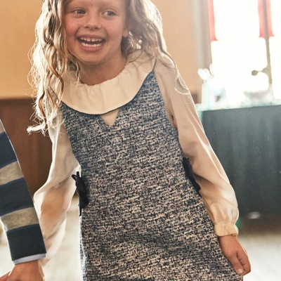 Vestido de criança em tweed azul e branco com gola larga creme, manga comprida creme