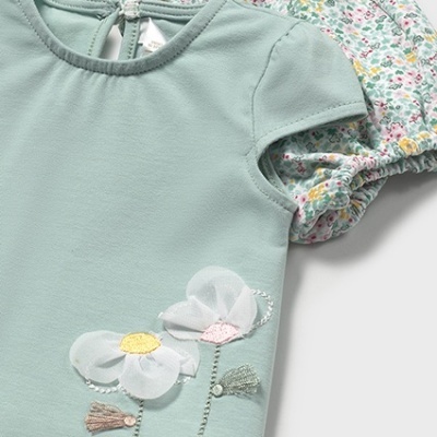 Conjunto de roupa de bebé verde água com flores bordadas e calções florais