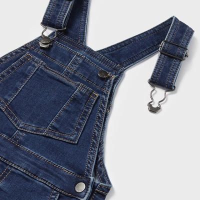 Macacão denim azul escuro com bolsos e fivelas metálicas