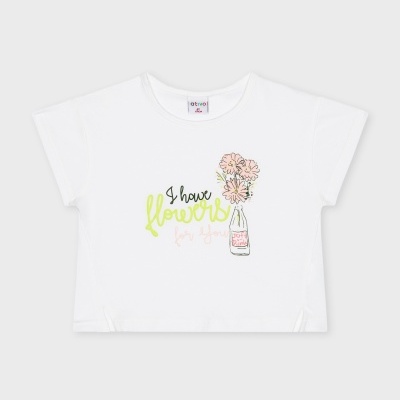 T-shirt branca feminina com estampa de flores e texto colorido