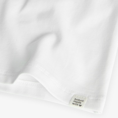 tecido branco com etiqueta boboli feita com coração