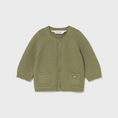 Casaco de malha verde-oliva para bebé com botões e bolsos pequenos.