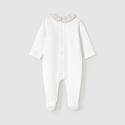 macacão de bebé branco com gola franzida bege