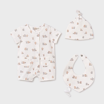 Conjunto de bebé com macacão, babete e gorro com padrão de ursos em branco