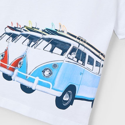T-shirt branca com impressão de mini-buses clássicos em azul, vermelho e branco com pranchas de surf.