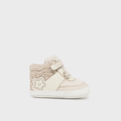 Bota infantil bege com sola branca e aplique de flor