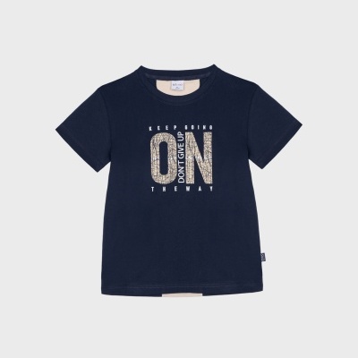 T-shirt de criança azul escuro com texto estampado