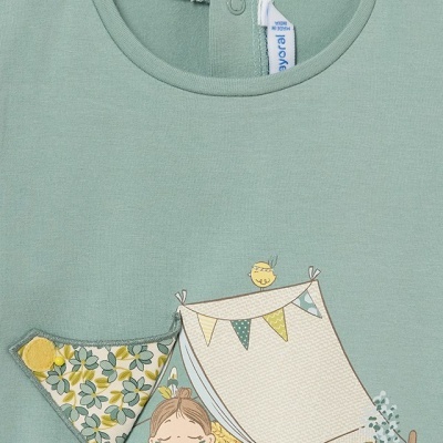 Camisola infantil verde com estampa de criança e tenda decorada