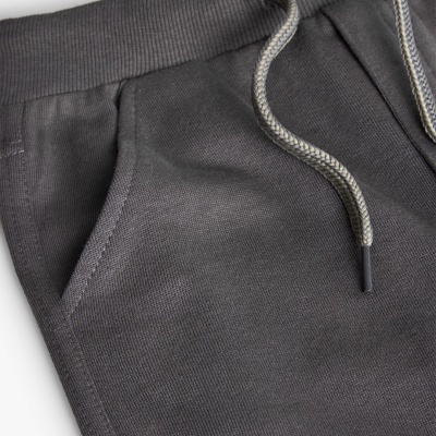 Calças cinzentas escuras com bolso e cordão no cós