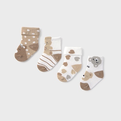 Quatro meias de bebé com padrões e desenhos de animais em tons bege, branco e castanho.