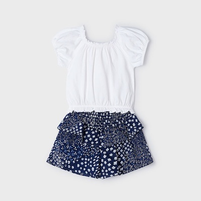Conjunto infantil branco e azul com padrão floral