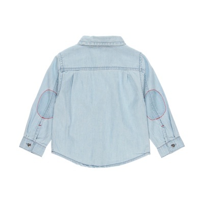 Camisa de criança de ganga azul claro com costuras vermelhas nos cotovelos e botões.