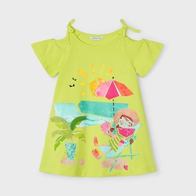 Vestido amarelo claro com estampado colorido de criança na praia e mangas curtas com laços