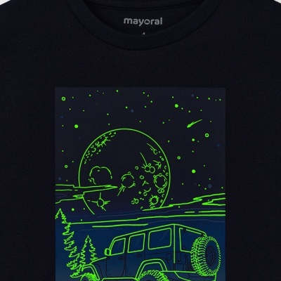 T-shirt preta com estampa verde luminosa de carro e lua