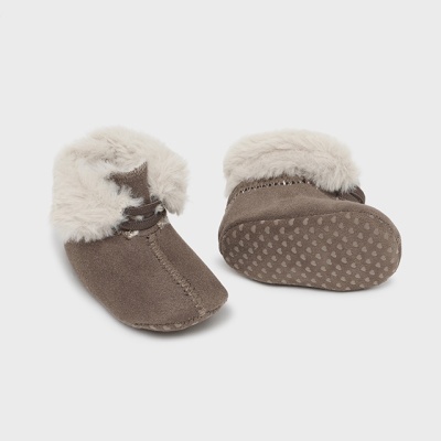 Botins de bebé castanhos com pelo branco falso e sola antiderrapante