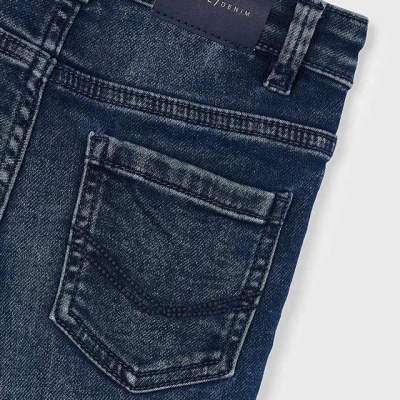 Calças de ganga azul escuro com bolso traseiro e etiqueta MYRL DENIM.