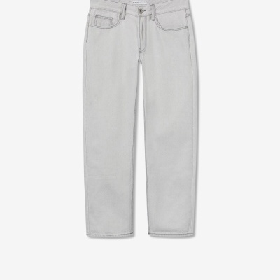 Calças jeans cinza claro com cinco bolsos sobre fundo branco