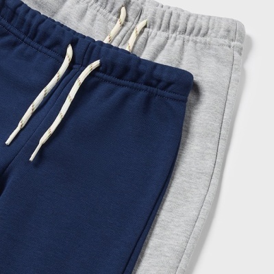 Dois pares de calças de ganga azul e cinza com cintura elástica e cordão