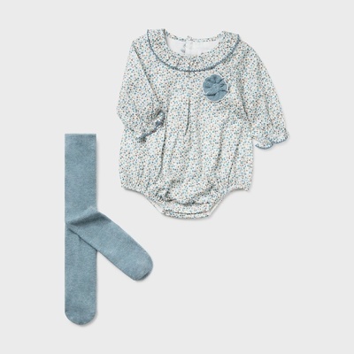 Conjunto de roupa de bebé com body floral e meias azuis.