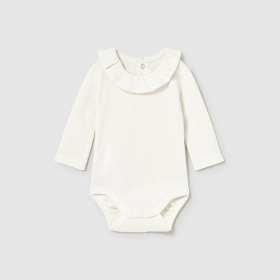 Body de bebé branco com gola folhada e mangas compridas