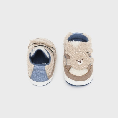 Sapatilhas de bebé bege com decoração de coelho