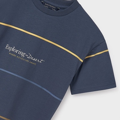 T-shirt azul escura com riscas horizontais amarelas e azul claro e texto estampado