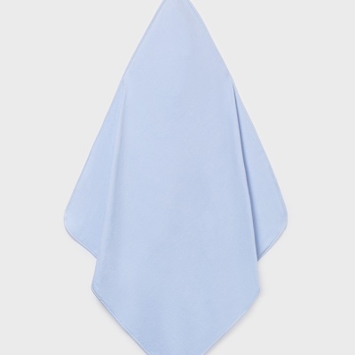 Toalha de banho azul clara de microfibra pendurada