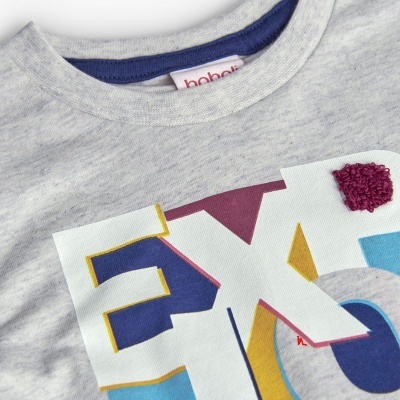 T-shirt cinzenta clara com estampado colorido e textura felpuda bordô