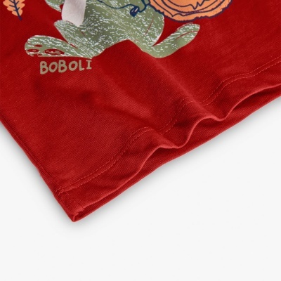 Parte inferior de t-shirt vermelha com estampa de crocodilo e abóbora