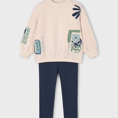 Conjunto de roupa com sweat bege e calças azul-escuro