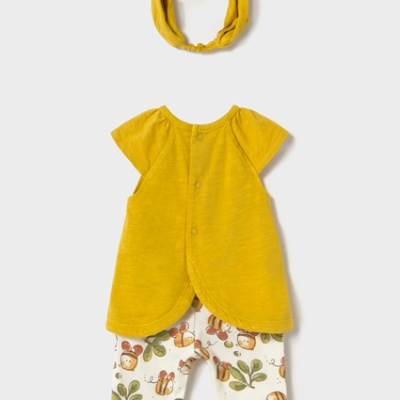 Conjunto de roupa de bebé amarelo e branco com padrão de frutos