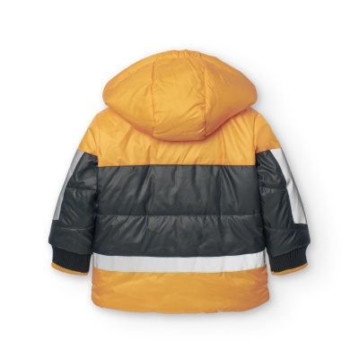 Casaco infantil acolchoado laranja, preto e branco com capuz visto de costas