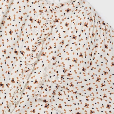 Blusa branca de manga comprida com padrão de manchas e folhos