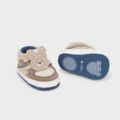 Sapatinhos de bebé castanhos e creme com aplicação de coelho e sola azul.