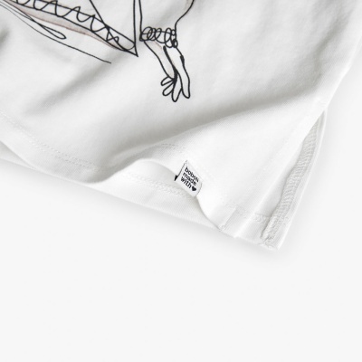 Parte inferior de t-shirt branca com desenho de linha preta e etiqueta texto 'BROWNIE WORKS, TOKYO'