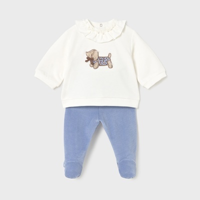 Conjunto de roupa de bebé com camisola branca e calças azuis