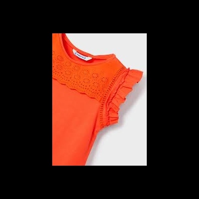 Camiseta laranja para criança com detalhes em renda e folhos