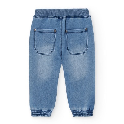 Calças de criança azul claro com cintura e punhos elásticos e bolsos traseiros