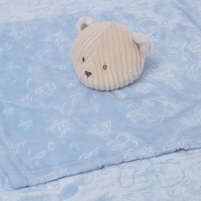 Manta azul clara com brinquedo macio em forma de cabeça de urso bege