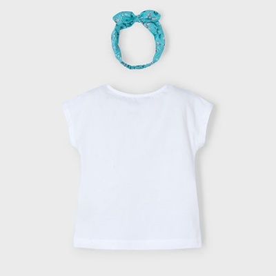 T-shirt branca de manga curta com faixa de cabelo azul floral