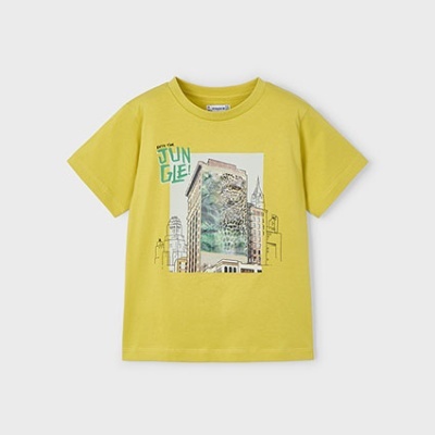 T-shirt infantil amarela com estampa de edifícios e texto verde