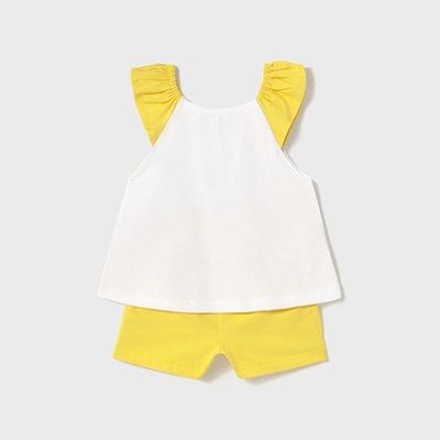 Conjunto infantil com blusa branca e calções amarelos