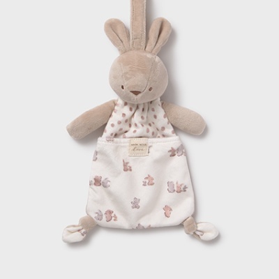 Brinquedo de peluche coelho com corpo em tecido branco e padrão de coelhos castanhos