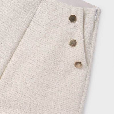 Saia curta branca com botões metálicos dourados